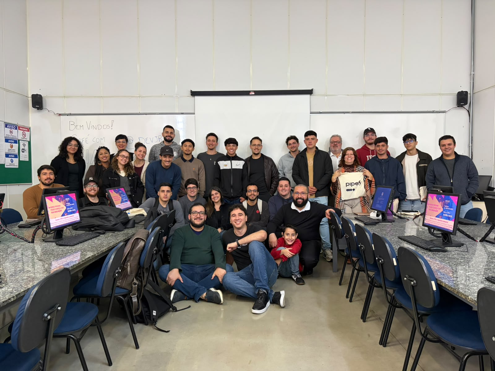 Participantes do Café com Cursor reunidos no laboratório de informática da Faculdade Anhanguera, em Pindamonhangaba, em 12 de setembro de 2026.